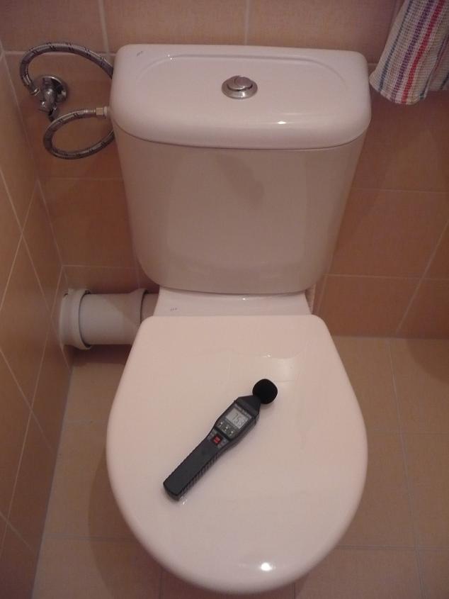 hlukoměr na záchodě