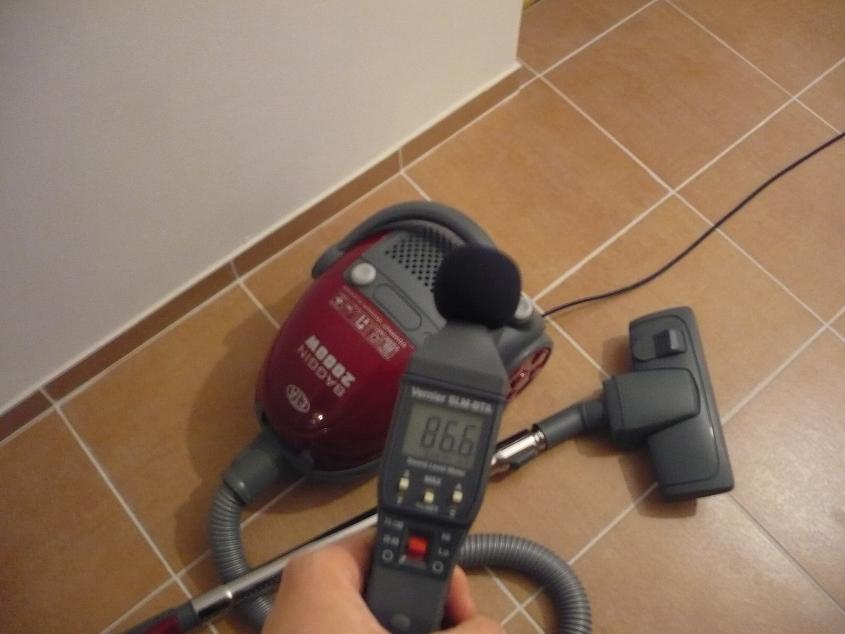 hlukoměr a spuštěný vysavač
